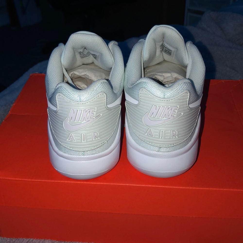 Women’s Nike Air Max Oketo Shoes Sneakers - Picture 3 of 4